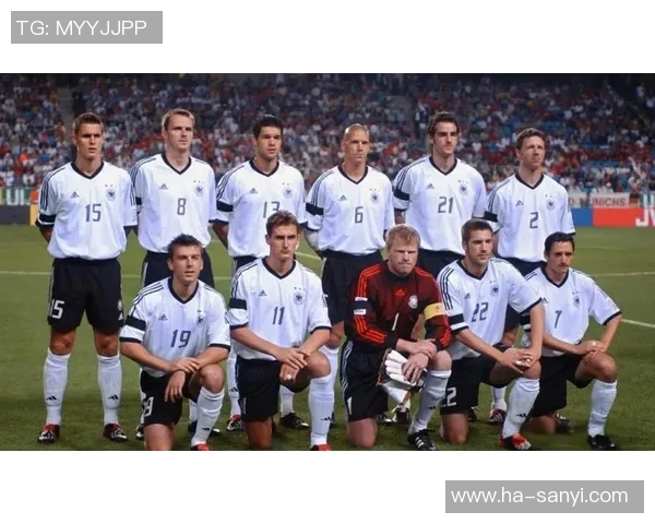 足球明星同框合影高清海报展现球场魅力与激情瞬间