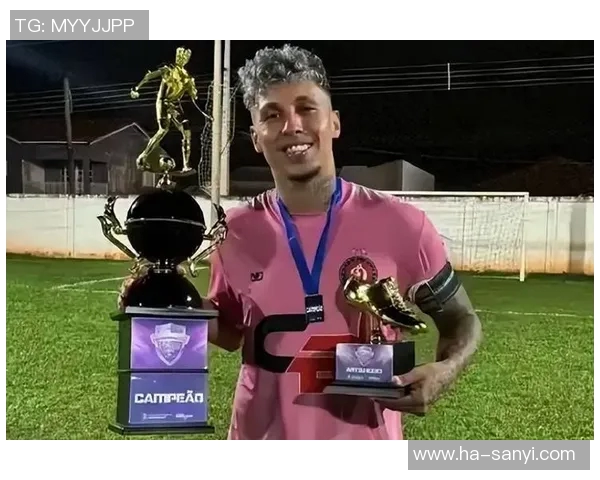 足球明星因伤戴面具复出引热议球迷纷纷讨论其表现与状态